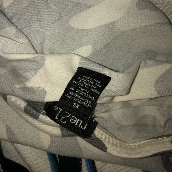 V-neck camo shirt - Picture 2 of 2